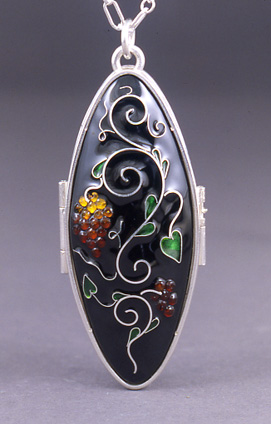 Locket: L50 Vine and Berries